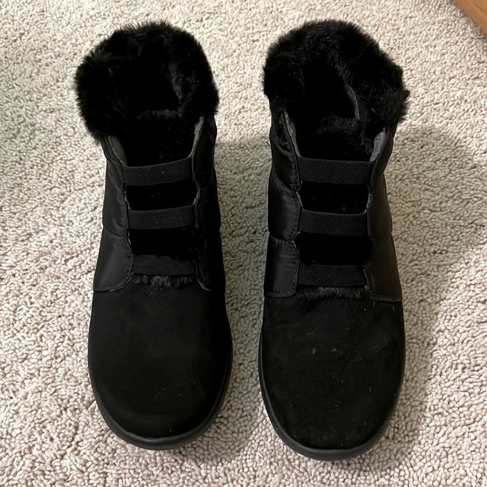Bzees EUC black Golden puff booties size 8.5